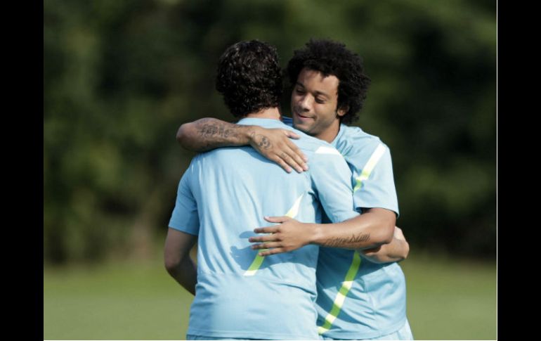 Marcelo abraza a Pato durante el entrenamiento. EFE  /