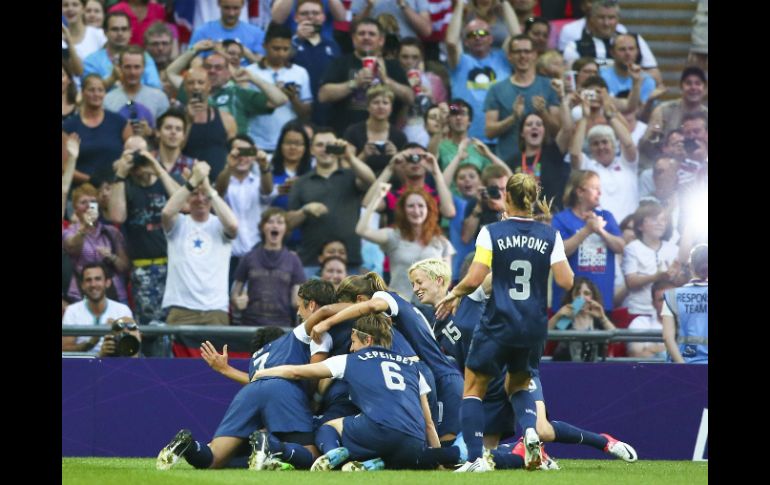 Las jugadoras estadounidenses celebran su oro olímpico ante más de 80 mil espectadores. EFE  /