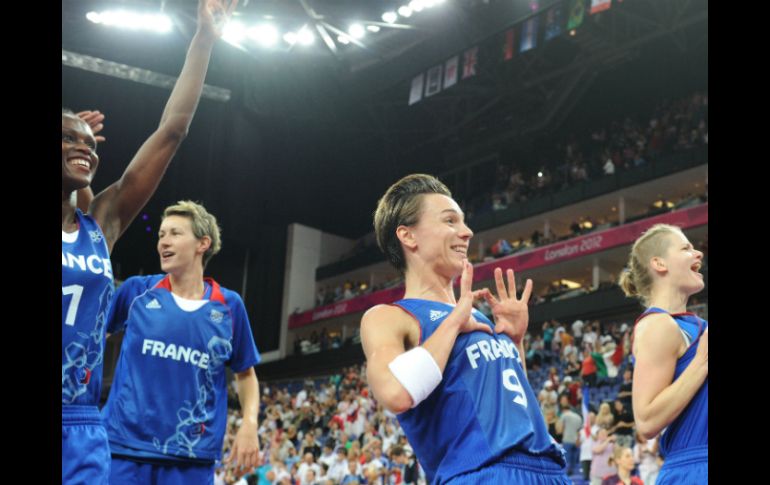 La francesa Celine Dumerc (c), la mejor jugadora del torneo hasta ahora, anotó 11 puntos. AFP  /
