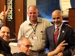 Mohamed Al Megaryef (d) fue elegido hoy en la reunión del Congreso General Nacional. AFP  /