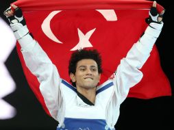 Servet Tazegul porta orgulloso la bandera de Turquía, al llevarse el oro en taekwondo. EFE  /