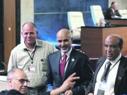 En la imagen, Mohamed al Megarif (centro), el nuevo presidente interino de Libia, durante la ceremonia de traspaso de poder. AFP  /