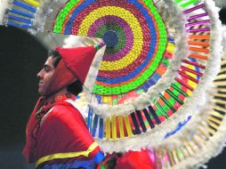 Júbilo. Un integrante de una etnia ejecuta una danza en el Museo de San Pedro, en la capital poblana. EL UNIVERSAL  /