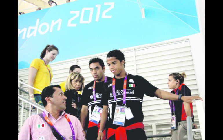 Tranquilos. Marco Fabián y Giovani apoyaron a Paola Espinosa desde las gradas. NTX  /