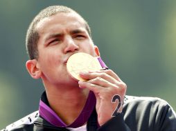 Oussama Mellouli festeja su medalla dorada en la maratón de la natación olímpica. REUTERS  /