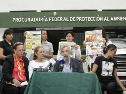 Imagen de la rueda de prensa de los activistas, afuera de las instalaciones de la Profepa.  /