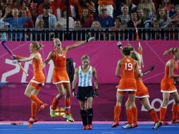 Las jugadoras de Holanda celebran su victoria ante las argentinas en la final de hockey femenil. AP  /