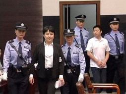 Gu Kailai (2a i.) y el coacusado Zhang Xiaojun (2o d.) en la corte en una imagen de ayer. ARCHIVO  /