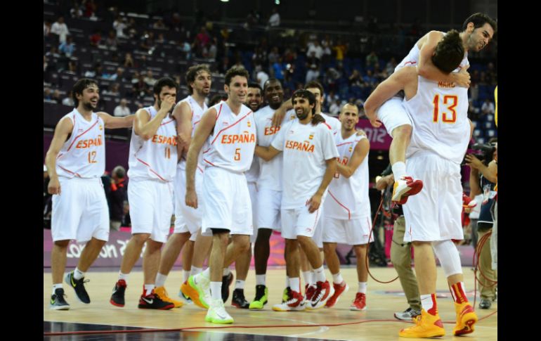 Los jugadores españoles ríen cuando su compañero José Manuel Calderón (2d) salta sobre Marc Gasol (d). EFE  /