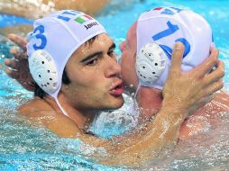 Niccolo Gitto (I) y Danijel Premus de Italia celebran tras una anotación ante Serbia durante la semifinal masculina de waterpolo. EFE  /