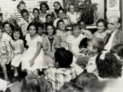 Fotografía sin fecha del poeta y Nobel de Literatura español Juan Ramón Jiménez rodeado de niños. EFE  /