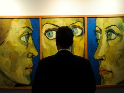 Un hombre observa una de las obras de la exposición ''Guayasamín - Continente Mestizo''. EFE  /