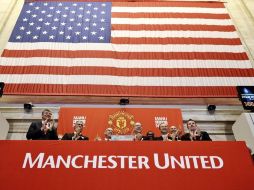 Joel (3i) y Avram Glazer (4i), propietarios del Manchester United, visitan la Bolsa de Nueva York. EFE  /