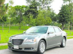 Con un porte sobrio y de lujo, este 300 oculta una eficiente máquina V6, que no le pide nada a la versión V8.  /