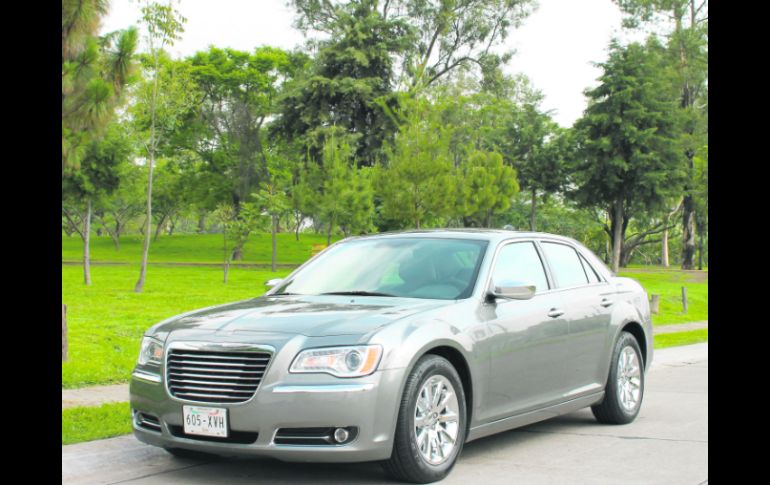 Con un porte sobrio y de lujo, este 300 oculta una eficiente máquina V6, que no le pide nada a la versión V8.  /