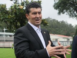 El seleccionador mexicano, José Manuel de la Torre (I), habla con medios de comunicación en el Centro de Alto Rendimiento. EFE  /