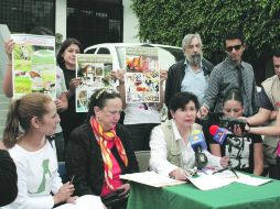 ACTIVISTAS. Claudia Llama , del colectivo Salud y Derecho Animal, frente a los micrófonos, ayer afuera de la Profepa, Jalisco.  /