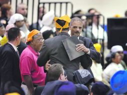 Despedida. El fiscal de Estados Unidos, Eric Holder, abraza a un integrante de la comunidad de los sijs.  /
