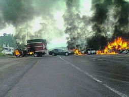 Narcobloqueos. Los delincuentes incendiaron vehículos en cinco comunidades del municipio michoacano. EL UNIVERSAL  /