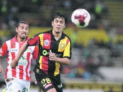 Triunfo esquivo. Édgar González persigue el esférico, durante el cotejo.  /