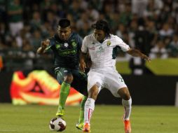 El jugador de los Panzas Verdes, Carlos Alberto Peña del León (der.), disputa un balón con Emmanuel Ludueña. EFE  /