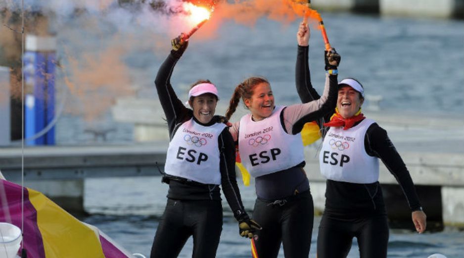 Las españolas celebran el oro conseguido en la clase Match Race Elliott 6. EFE  /