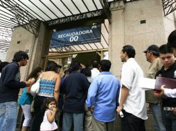 La Sefin informa que todavía quedan cerca de 320 mil contribuyentes que siguen rezagados en el pago del refrendo. ARCHIVO  /