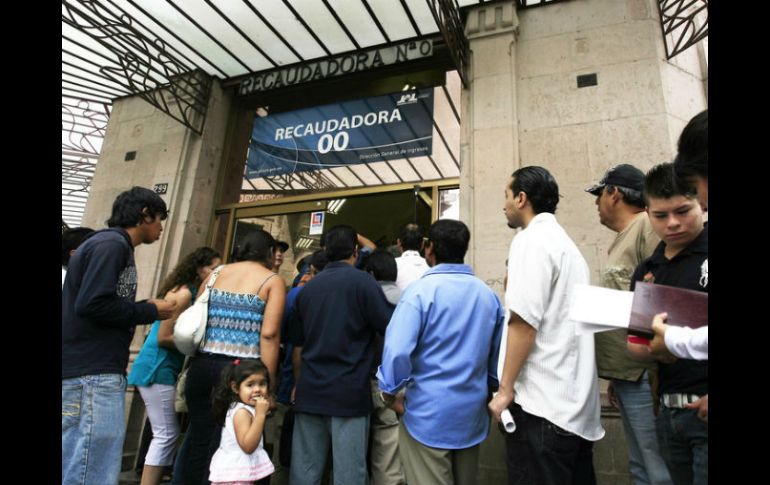 La Sefin informa que todavía quedan cerca de 320 mil contribuyentes que siguen rezagados en el pago del refrendo. ARCHIVO  /