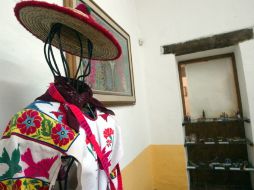 Entre las piezas artísticas de la exposición se encuentra la vestimenta típica de algunos pueblos indígenas de Jalisco. ARCHIVO  /