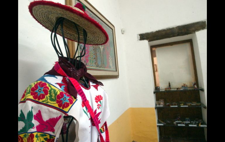 Entre las piezas artísticas de la exposición se encuentra la vestimenta típica de algunos pueblos indígenas de Jalisco. ARCHIVO  /