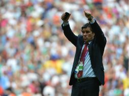 El entrenador levanta las manos festejando. AFP  /