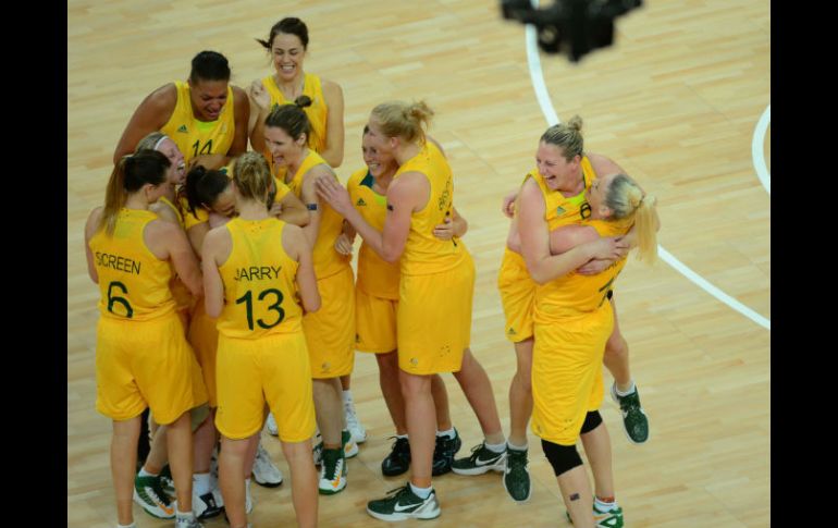 Las australianas estallan en júbilo apenas terminado el partido. AFP  /