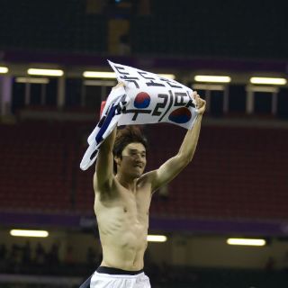 Prohiben a futbolista surcoreano subir al podio