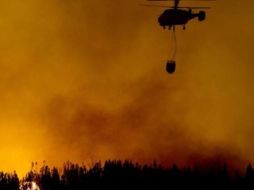 Movilización de helicópteros para acabar con los incendios. ESPECIAL  /
