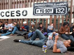 Integrantes del Movimiento #YoSoy132, llevaron a cabo una lectura masiva. NOTIMEX  /