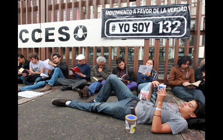Integrantes del Movimiento #YoSoy132, llevaron a cabo una lectura masiva. NOTIMEX  /