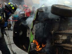 En la zona centro de Guanajuato  tres vehículos fueron consumidos por el fuego. ARCHIVO  /