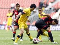 El centrocampista Rubens Sambueza (i) de América disputa un balón con Facundo Erpen de Atlas. EFE  /