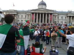 Los mexicanos en Londres se comportaron con alegría desbordada en Trafalgar.  /