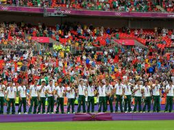 Los jugadores mexicanos celebran en el podio tras recibir en Wembley su medalla de oro en futbol varonil. EFE  /
