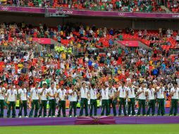 Los jugadores mexicanos celebran en el podio tras recibir en Wembley su medalla de oro en futbol varonil. EFE  /