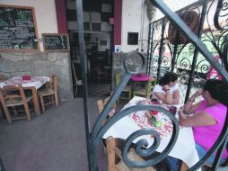 El Molino Rojo llama la atención por la belleza de su decoración, en honor de Toulouse Lautrec y la delicia de sus bebidas y alimentos.  /