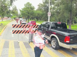 CIERRAN CARRIL. Agentes viales y obreros dan una nueva fisonomia a la Avenida Juan Palomar y Arias. Los trabajos durarán seis meses.  /