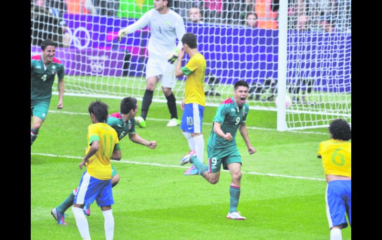 Grítalo. Oribe Peralta celebra uno de sus goles ante Brasil. AFP  /