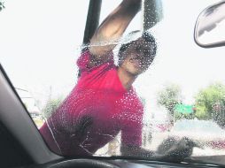 Un trabajador de la calle,parte de la economía informal de crucero, comparte espacio con vendedores de diversos artículos,según la zona  /