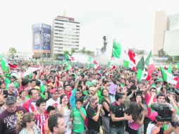 Unión en las calles. Jaliscienses ''tomaron'' La Minerva para celebrar la conquista de los guerreros del Tri olímpico.  /