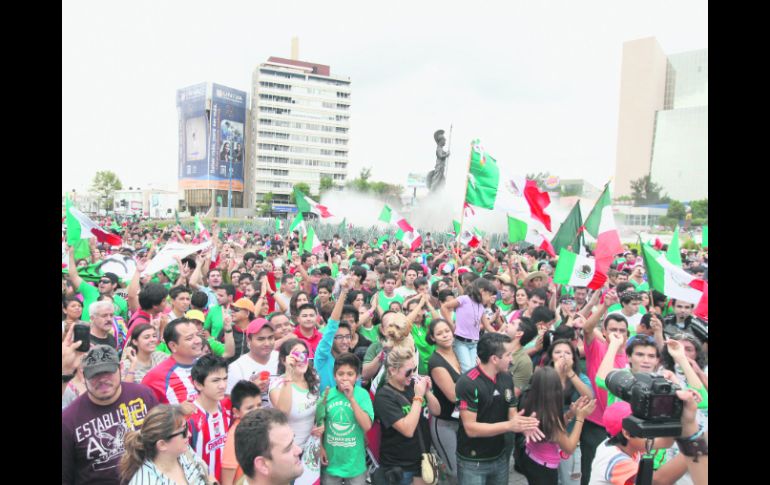 Unión en las calles. Jaliscienses ''tomaron'' La Minerva para celebrar la conquista de los guerreros del Tri olímpico.  /
