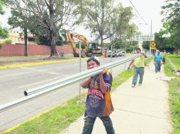 CERCAN VÍA. Trabajadores instalan la malla ciclónica para la construcción del paso a desnivel.  /