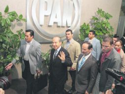Felipe Calderón arriba a la sede del CEN del partido, lo acompaña Gustavo Madero, con quien mantiene diferencias. NTX  /