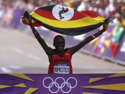 Kiprotich celebra en la meta del maratón olímpico, con una bandera de Uganda. REUTERS  /